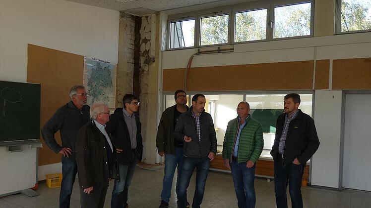 In der Dampfacher Schule wird bald die Verwaltungsgemeinschaft Theres einziehen. Im Anschluss an deren Nutzung wird das Gebäude teilsaniert. Der Bauausschuss mit Bürgermeister Holger Baunacher verschaffte sich bei einer Ortseinsicht einen Überblick über die notwendigen Maßnahmen.  Christian Licha