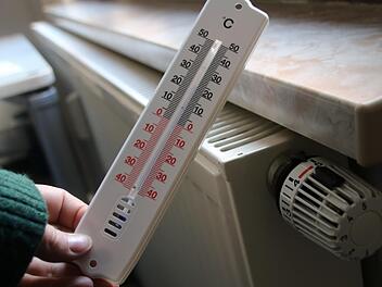 Ein Thermometer hilft, die Raumtemperatur auf einen vernünftigen Wert anzupassen und somit viel Energie zu sparen.  Foto: Jutta Rudel