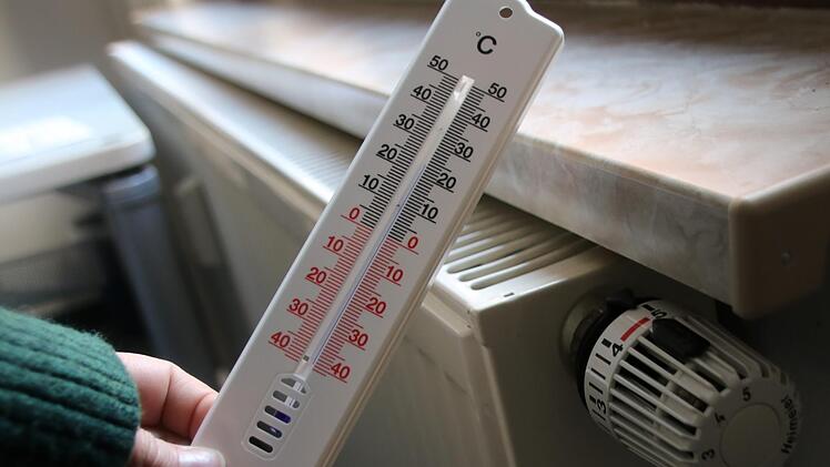 Ein Thermometer hilft, die Raumtemperatur auf einen vernünftigen Wert anzupassen und somit viel Energie zu sparen.  Foto: Jutta Rudel