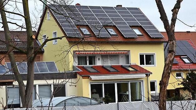 Viele Dachfl&auml;chen sind bereits - ganz freiwillig - mit Solaranlagen bebaut. F&uuml;r neue Baugebiete kann sich die Stadt f&uuml;r die Bauherren nun eine Verpflichtung vorstellen.  Foto: Bernhard Panzer