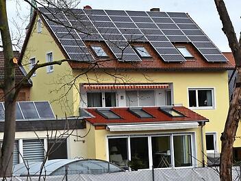 Viele Dachflächen sind bereits - ganz freiwillig - mit Solaranlagen bebaut. Für neue Baugebiete kann sich die Stadt für die Bauherren nun eine Verpflichtung vorstellen.  Foto: Bernhard Panzer