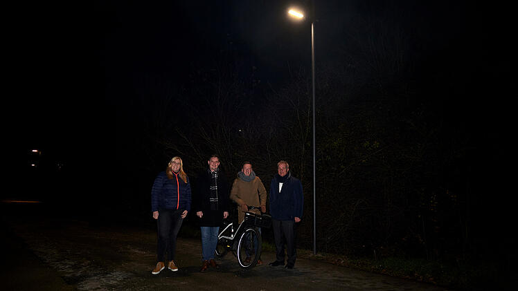 Bamberg: Solarbetriebene Beleuchtung für Radweg installiert