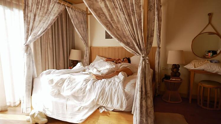 Als sich der Abend seinem Ende zu neigen scheint, zückt Nessi plötzlich eine Hotelkarte: "Falls du Lust hast?" Wenig überraschend: Lotti hat Lust.