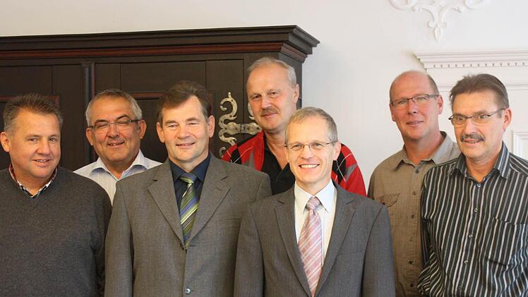 Ein Teil des "Dienstleistungsteams" (von links):  Jürgen Ganzmann (Bauamt), Günter Brehm (Verwaltung),   Georg Süß (Finanzen), Bürgermeister Gerald Brehm, Gerhard Leicht (Bürgerbüro), Wolfgang Glotz (Personalrat) und Albin Schlögl (Personal) Foto: S. Martin