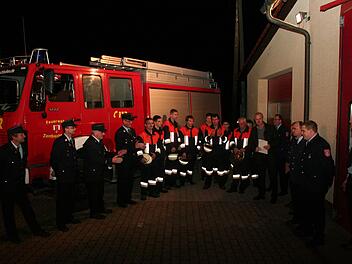 Bürgermeister Gerald Brehm  (rechts mit Unterlagen in der Hand) übergab das Fahrzeug  den  Feuerwehrleuten in Zentbechhofen.  Foto: Evi Seeger