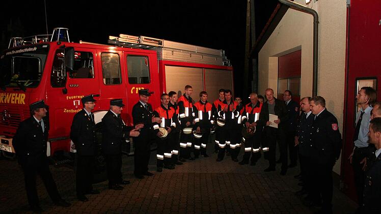 Bürgermeister Gerald Brehm  (rechts mit Unterlagen in der Hand) übergab das Fahrzeug  den  Feuerwehrleuten in Zentbechhofen.  Foto: Evi Seeger