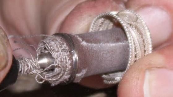 Ein Ring erhält den letzten Schliff.