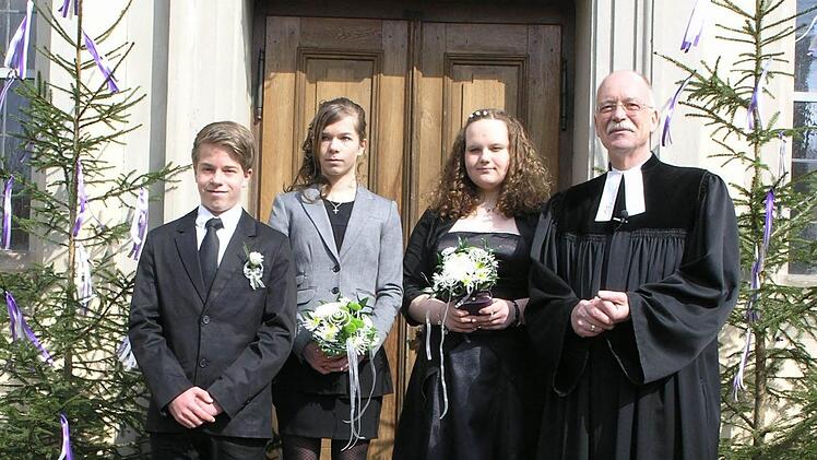 Ditterswind - In der Ditterswinder St. Nikolauskirche wurden von Pfarrer Wolfgang Scheidel drei Jugendliche konfirmiert. Die Konfirmaden waren (von links) Fabian und Lena Hellmuth und Eva Teufel.   Foto: Fertinger