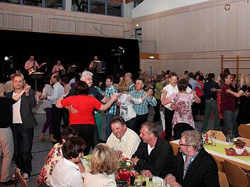 Den ganzen Abend über herrschte buntes Treiben auf der Tanzfläche in Adelsdorf. Foto: Johanna Blum