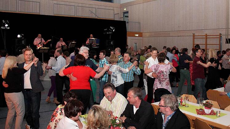 Den ganzen Abend über herrschte buntes Treiben auf der Tanzfläche in Adelsdorf. Foto: Johanna Blum