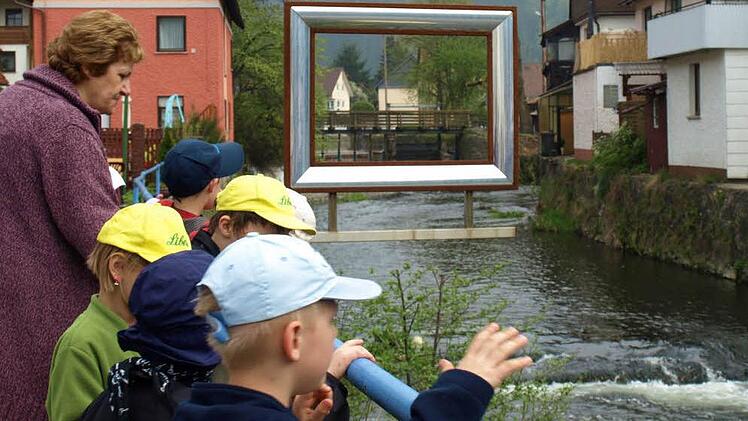 Die Kindergartenkinder schauen sich den Bilderrahmen mit Blick zum Beierswehr an. Fotos: Susanne Deuerling