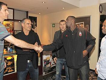 Bamberger Basketball-Legenden treffen aktuelle Spieler: Rakim Sanders begrüßt Chris Ensminger; mit dabei auch Dirk Bauermann, Anton Gavel und Derrick Taylor. Foto: Bertram Wagner