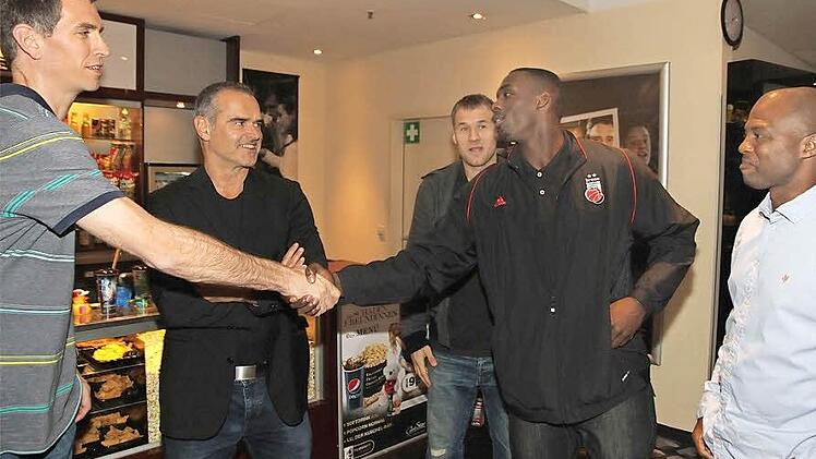 Bamberger Basketball-Legenden treffen aktuelle Spieler: Rakim Sanders begrüßt Chris Ensminger; mit dabei auch Dirk Bauermann, Anton Gavel und Derrick Taylor. Foto: Bertram Wagner