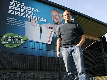 Energievisionär Mario Münch und die Unternehmerkampagne: Sägewerksbetreiber Stefan Müller-Gei wirbt als "Strompreisbremser" für die Produktion von Eigenstrom. Foto: Matthias Beetz