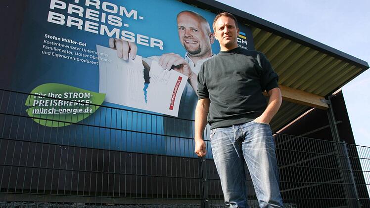 Energievisionär Mario Münch und die Unternehmerkampagne: Sägewerksbetreiber Stefan Müller-Gei wirbt als "Strompreisbremser" für die Produktion von Eigenstrom. Foto: Matthias Beetz