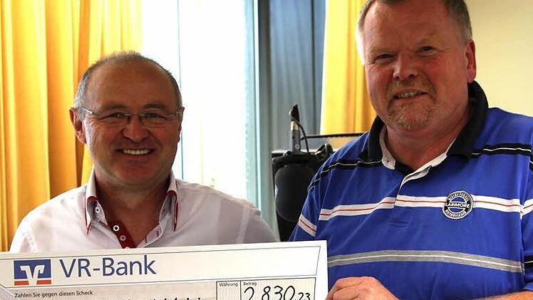 Klaus Unsleber übergibt dem Hörfunkchef des BR.Studios Würzburg Eberhard Schellenberger den Scheck für die Sternstunden. Foto: BR