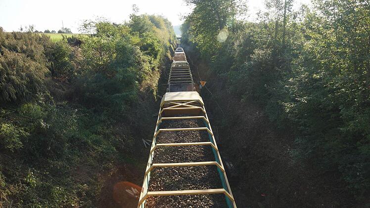 Ein Teil des Gleisbauzuges fährt den alten Schotter weg. Foto: Arkadius Guzy
