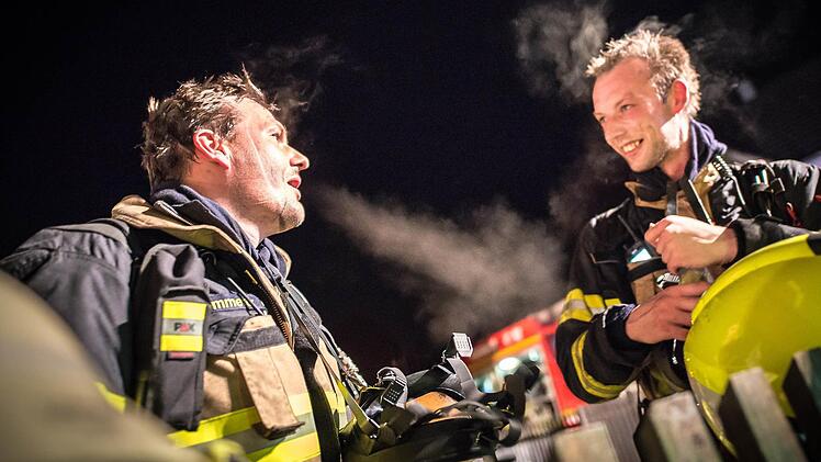 Beim Innenangriff setzte die Feuerwehr Schweren Atemschutz ein. Foto: Alexander Muck