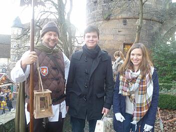 Sch&uuml;ler der Realschule I verteilten am Weihnachtsmarkt "Auszeiten". Von dieser Aktion war auch Stadt- und Turmf&uuml;hrer Thomas Baier begeistert. Foto: Heike Sch&uuml;lein