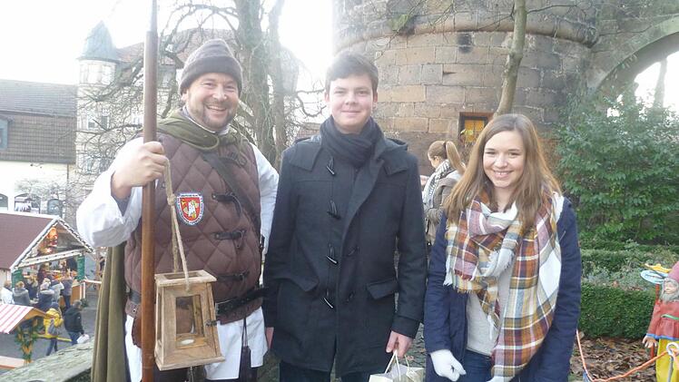 Sch&uuml;ler der Realschule I verteilten am Weihnachtsmarkt "Auszeiten". Von dieser Aktion war auch Stadt- und Turmf&uuml;hrer Thomas Baier begeistert. Foto: Heike Sch&uuml;lein