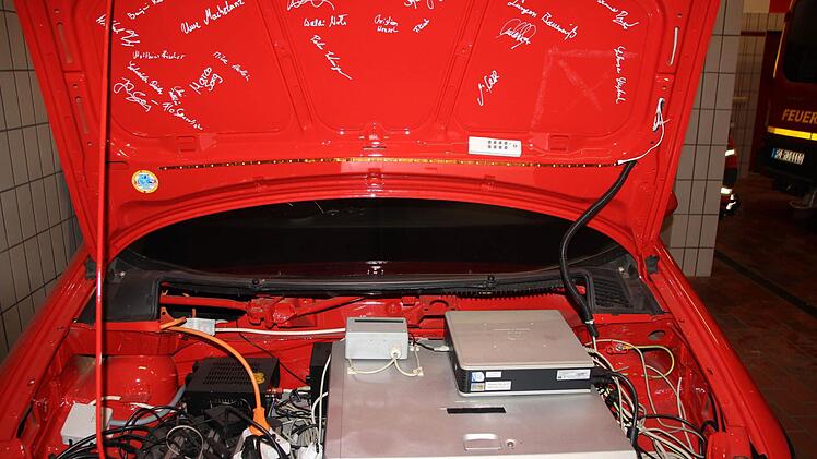 Der "Motorraum" des Simulators mit den Unterschriften der Feuerwehrler aus Neustadt/Aisch, die ihn gebaut haben  Foto: Andreas Schmitt