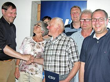CSU-Kreisvorsitzender Martin Mittag dankt Edgar Köhler für vier Jahrzehnte Mitgliedstreue. Weiter im Bild (von links): Elisabeth Friedrich, Bürgermeister Michael Keilich, Vorsitzender Richard Beuerlein und Bürgermeister Sebastian Straubel.  Foto: Klaus Oelzner