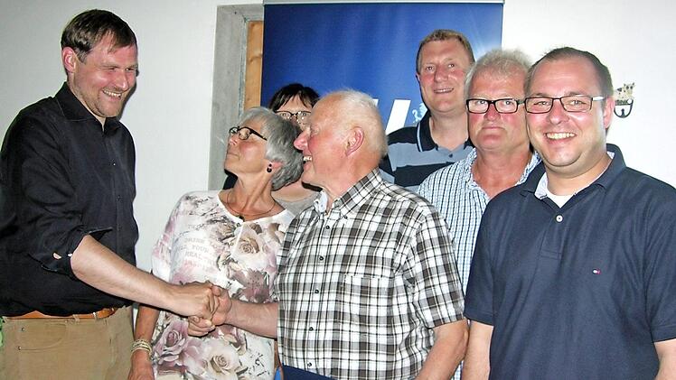 CSU-Kreisvorsitzender Martin Mittag dankt Edgar Köhler für vier Jahrzehnte Mitgliedstreue. Weiter im Bild (von links): Elisabeth Friedrich, Bürgermeister Michael Keilich, Vorsitzender Richard Beuerlein und Bürgermeister Sebastian Straubel.  Foto: Klaus Oelzner