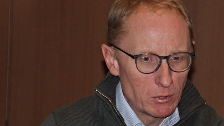 Ein Tekturplan, der Ordner füllt: Die Änderungen für die Realschule betreffen nur den Innenbereich.Helmut Will