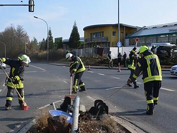 Die Garitzer Feuerwehr kümmerte sich um die Verkehrsregelung und die Aufräumarbeiten an der Kreuzung. Foto: Peter Rauch