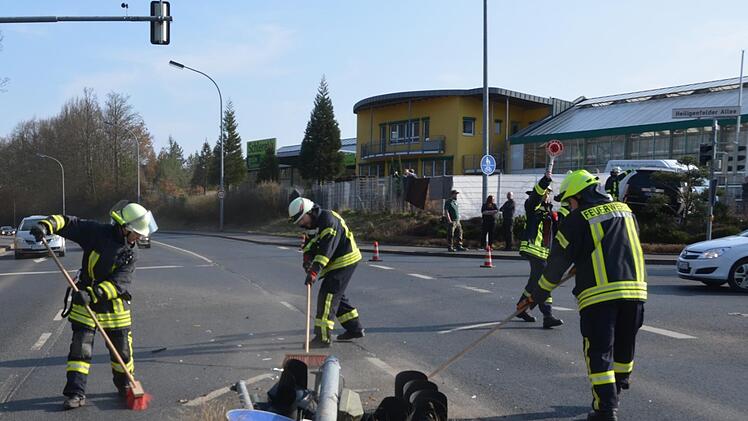 Die Garitzer Feuerwehr kümmerte sich um die Verkehrsregelung und die Aufräumarbeiten an der Kreuzung. Foto: Peter Rauch