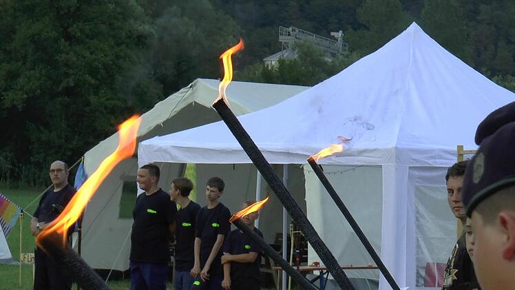 Mit Fackeln wurde das Lagerfeuer entzündet.Christian Licha
