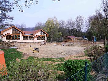 Das Kita-Gelände in Wiesenthau ist bereit für den Erweiterungsbau im Vordergrund. Foto: Franz Galster
