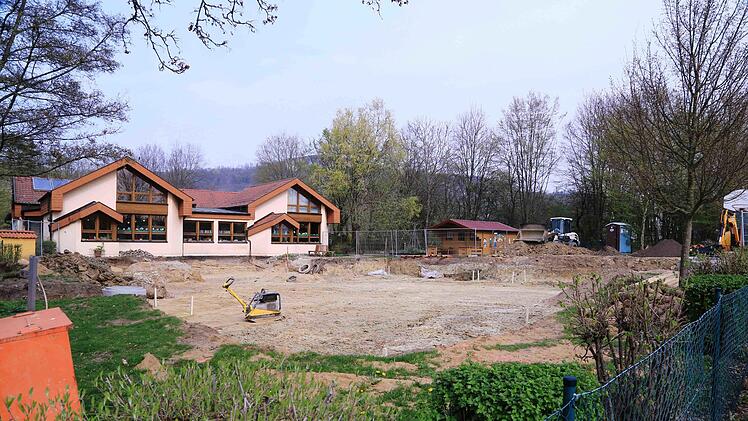 Das Kita-Gelände in Wiesenthau ist bereit für den Erweiterungsbau im Vordergrund. Foto: Franz Galster