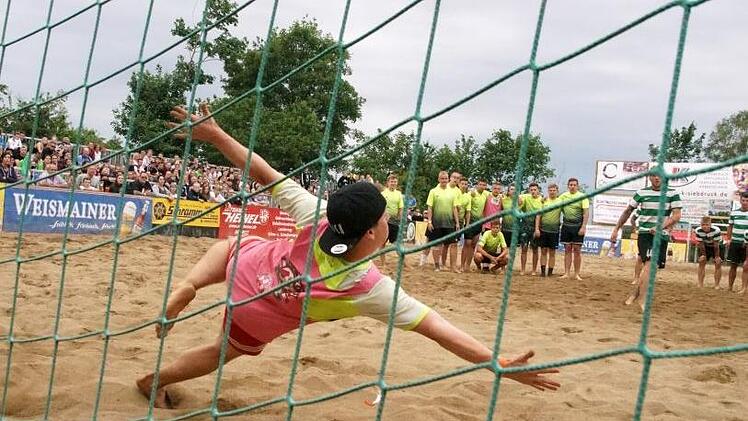 Der Torhüter von "Lokomotive Lattendicht" zeigte zwar im Turnier eine starke Leistung. Dass die "Hamsterbande" das Finale im Neunmeterschießen für sich entschied, konnte aber auch er nicht verhindern.Mario Deller