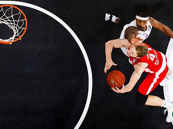 Für Christian Sengfelder (in Rot) und Brose Bamberg steht in der Bundesliga aktuell nur der neunte Platz zu Buche. Foto: Daniel Löb