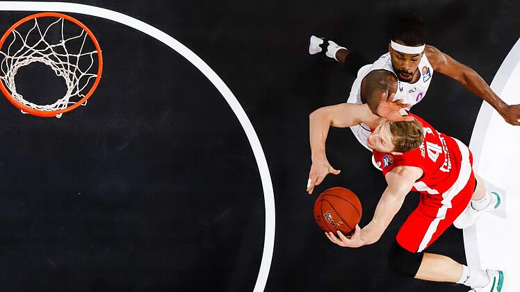 Für Christian Sengfelder (in Rot) und Brose Bamberg steht in der Bundesliga aktuell nur der neunte Platz zu Buche. Foto: Daniel Löb