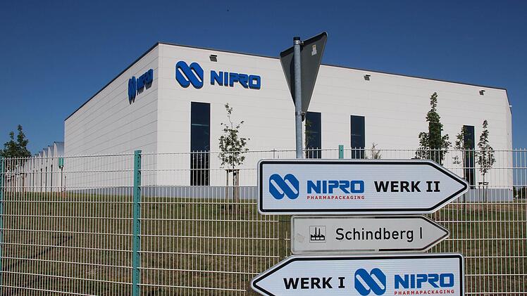 Die beiden Werke der Nipro PharmaPackaging Germany GmbH beherrschen den  Schindberg. In Werk eins an der Otto-Liebmann-Straße werden die kleinen  Flaschen für den Corona-Impfstoff produziert, in Werk zwei auf dem Gelände  der früheren Kleiderfabrik werden Spritzen produziert. Foto: Dieter Britz
