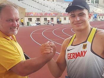Der Kulmbacher Hammerwerfer Merlin Hummel (rechts) wurde von einer Expertenjury zum besten deutschen Nachwuchs-Leichtathleten 2020 gekürt. Sein Heimtrainer Martin Ständner (links) sagt: "Das ist für ihn eine toller Erfolg, da kann Merlin stolz sein."  Foto: Archiv