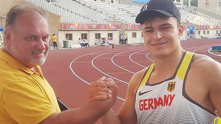 Der Kulmbacher Hammerwerfer Merlin Hummel (rechts) wurde von einer Expertenjury zum besten deutschen Nachwuchs-Leichtathleten 2020 gekürt. Sein Heimtrainer Martin Ständner (links) sagt: "Das ist für ihn eine toller Erfolg, da kann Merlin stolz sein."  Foto: Archiv