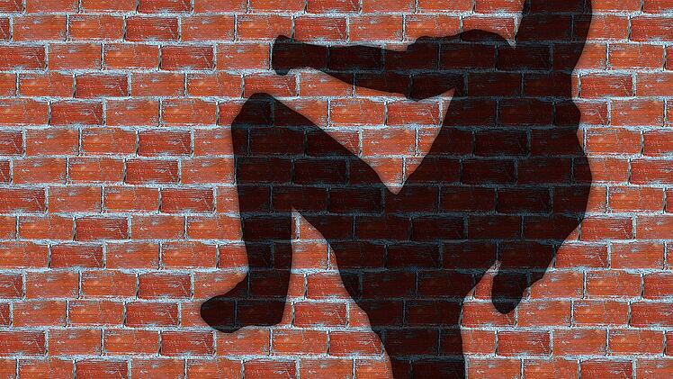 Eine Beamtin wurde hart gegen den Kopf getreten.