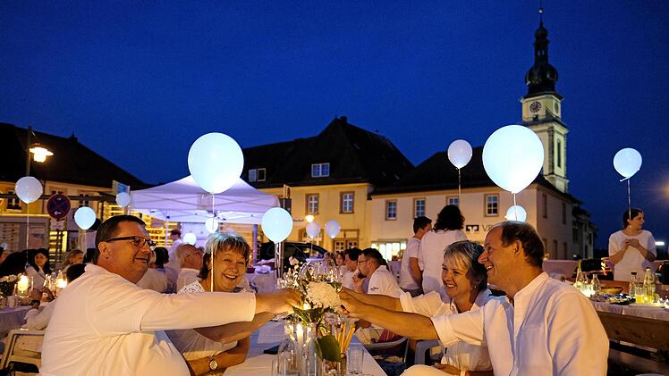 "Diner en blanc" in Stadtsteinach. Foto: Klaus Rößner