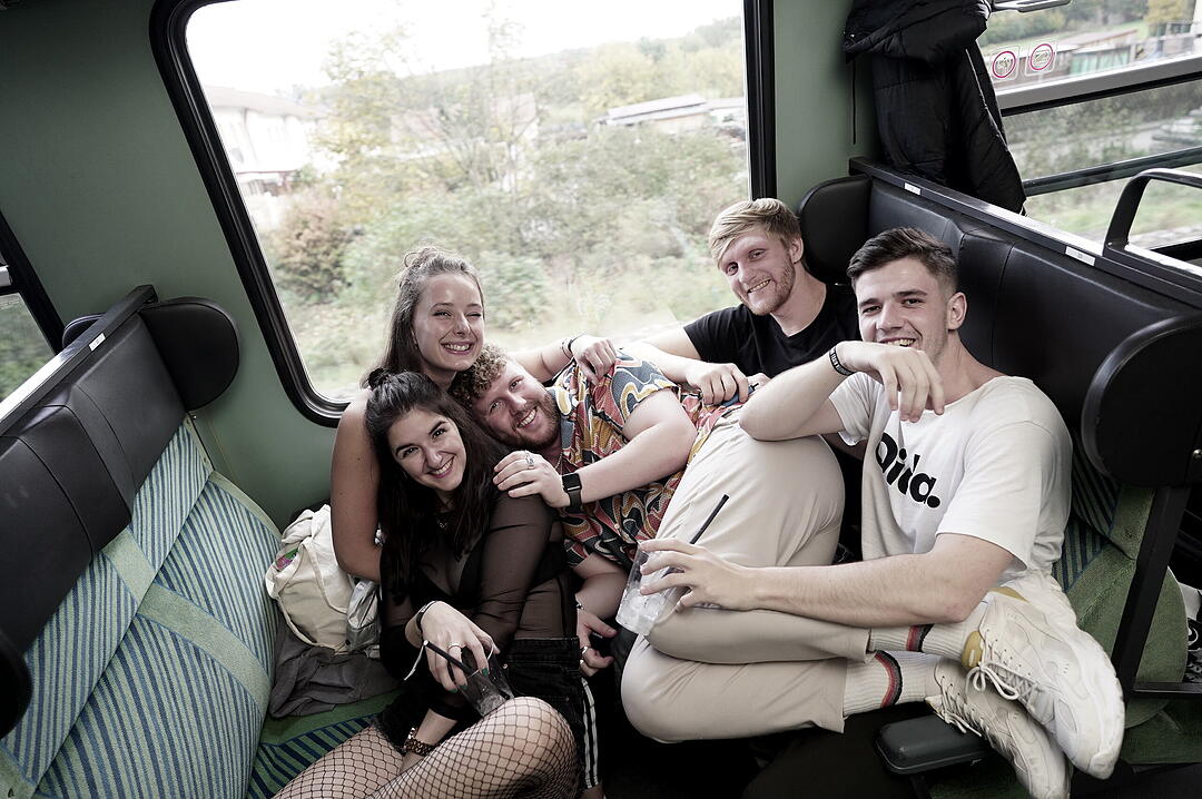 Party im Zug - Raver*innen tanzen zu Techno-Beats