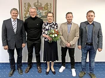 Susanne Gößwein (mit Blumen) wurde nach 45 Dienstjahren in den Ruhestand verabschiedet; mit im Bild (von links) stellvertretender Landrat Gerhard Wunder, Michael Schaller, Christian Neubauer und Christian Barnickel