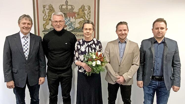 Susanne Gößwein (mit Blumen) wurde nach 45 Dienstjahren in den Ruhestand verabschiedet; mit im Bild (von links) stellvertretender Landrat Gerhard Wunder, Michael Schaller, Christian Neubauer und Christian Barnickel