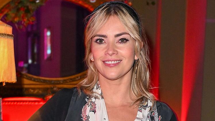 Auch Laura Osswald blieb dem Fernsehen treu, sie spielte unter anderem in "Der Knastarzt" und der Daily Soap "Mila". Seit April 2023 spielt sie in der ARD-Telenovela "Sturm der Liebe" die Chefköchin Greta Bergmann.