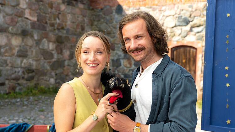 Marie (Marie von Reibnitz) besucht Simon (Max Rothbart) bei einem seiner Auftritte mit dem Puppentheater.