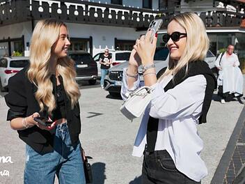 Unbekannte Verehrer haben f&uuml;r Davina (22, rechts) und Shania (21) Geiss einen Maibaum aufgestellt.