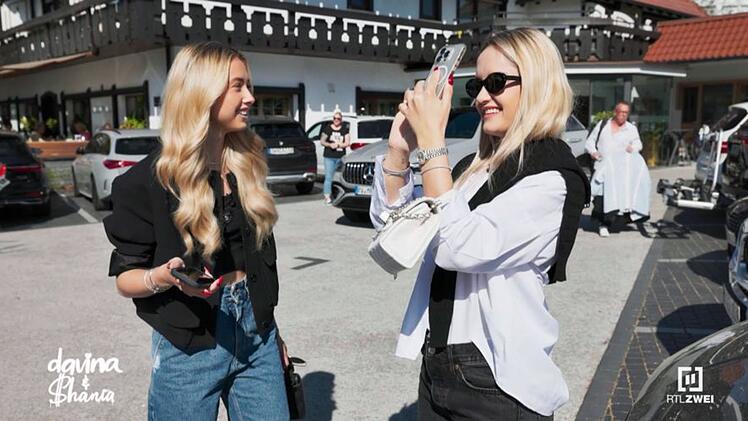 Unbekannte Verehrer haben f&uuml;r Davina (22, rechts) und Shania (21) Geiss einen Maibaum aufgestellt.