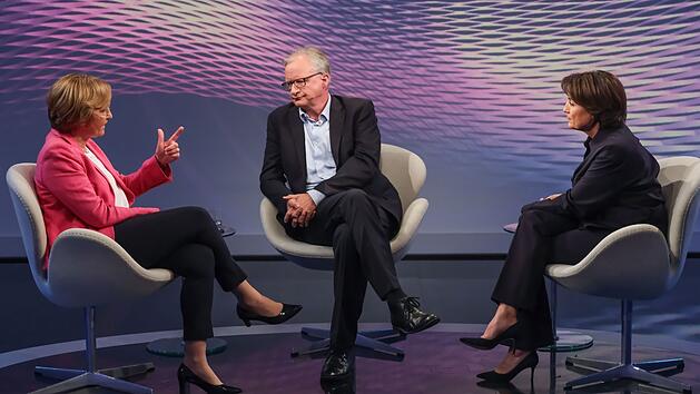Bei Sandra Maischberger (rechts) trafen sich Beatrix von Storch und Albrecht von Lucke zum Streitgespr&auml;ch.