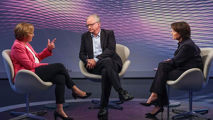 Bei Sandra Maischberger (rechts) trafen sich Beatrix von Storch und Albrecht von Lucke zum Streitgespr&auml;ch.